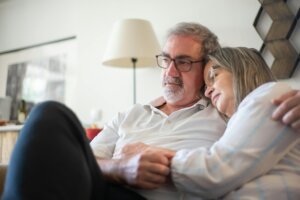 worried senior couple embraces