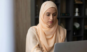 Young Canadian looking up online how much they should have saved by age 25.